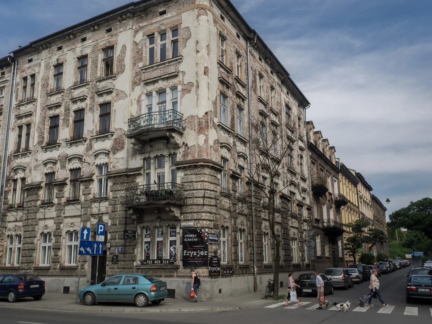  Many buildings outside the Old town are in dire need of restoration. 
