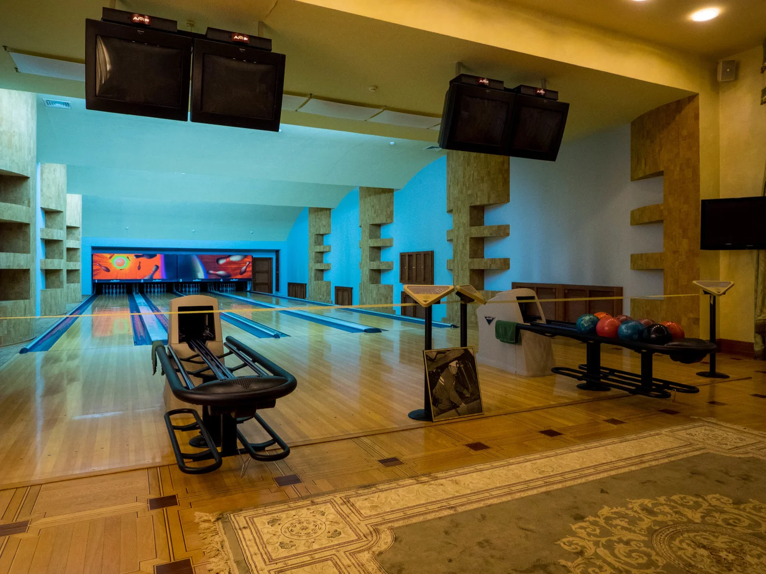  This proves that bowling electronics really are stuck in the 80s. All that money and he still has the same crappy system as Enfield Hollywood bowl! 