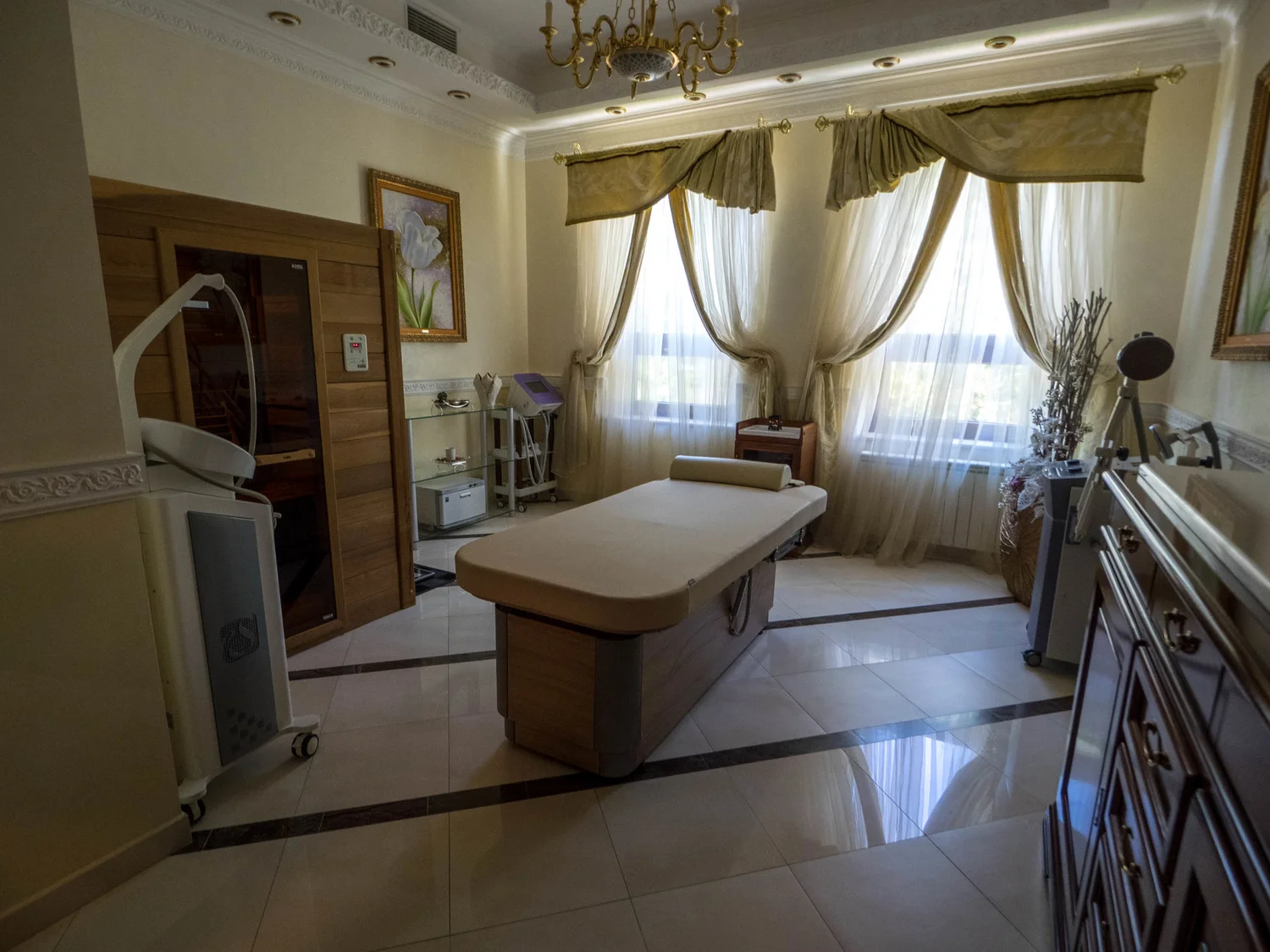  This was the spa room, there was also a salon, a dentist and a doctors surgery... 