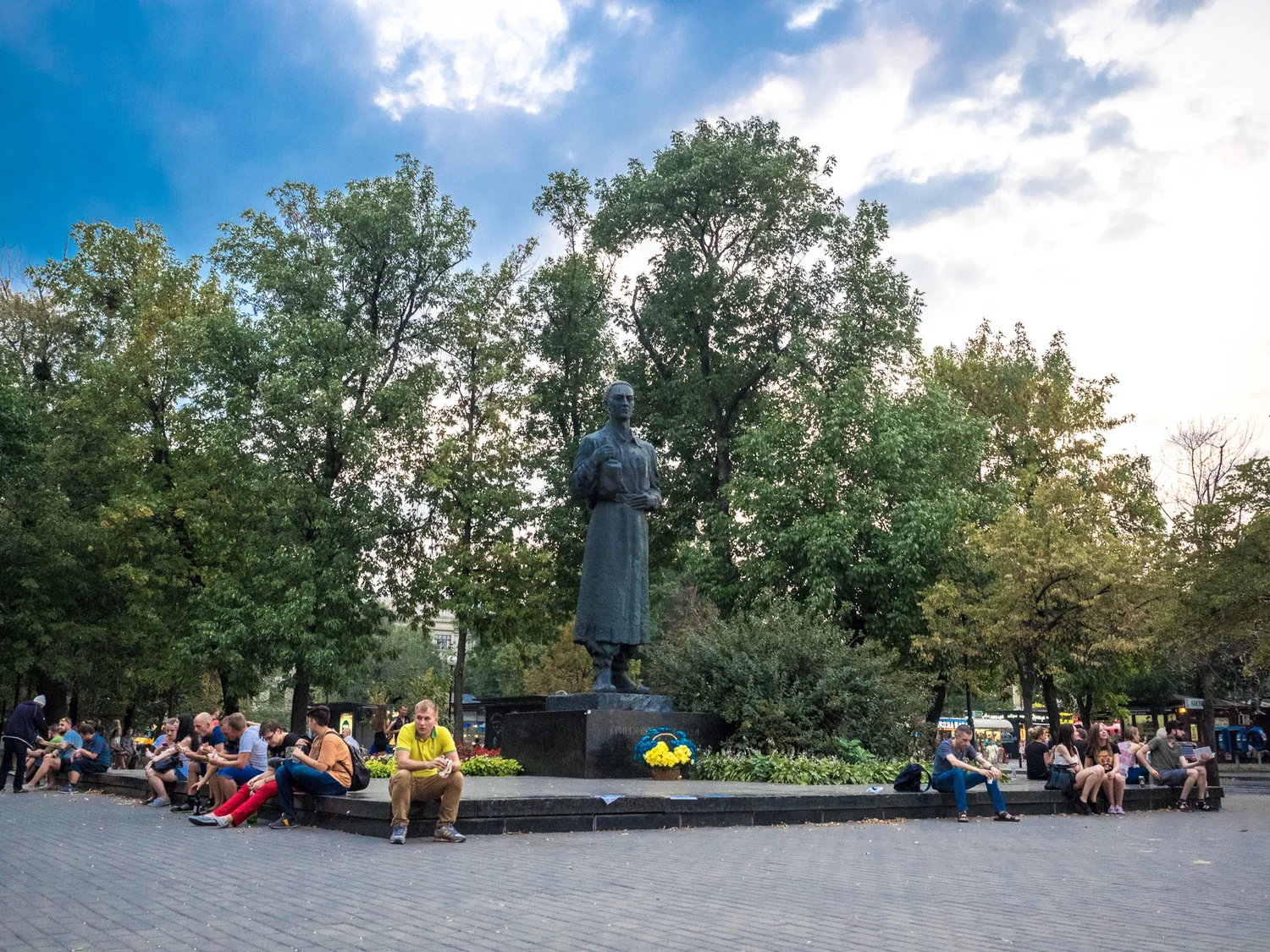  People congregate in parks and squares to relax and socialise. 