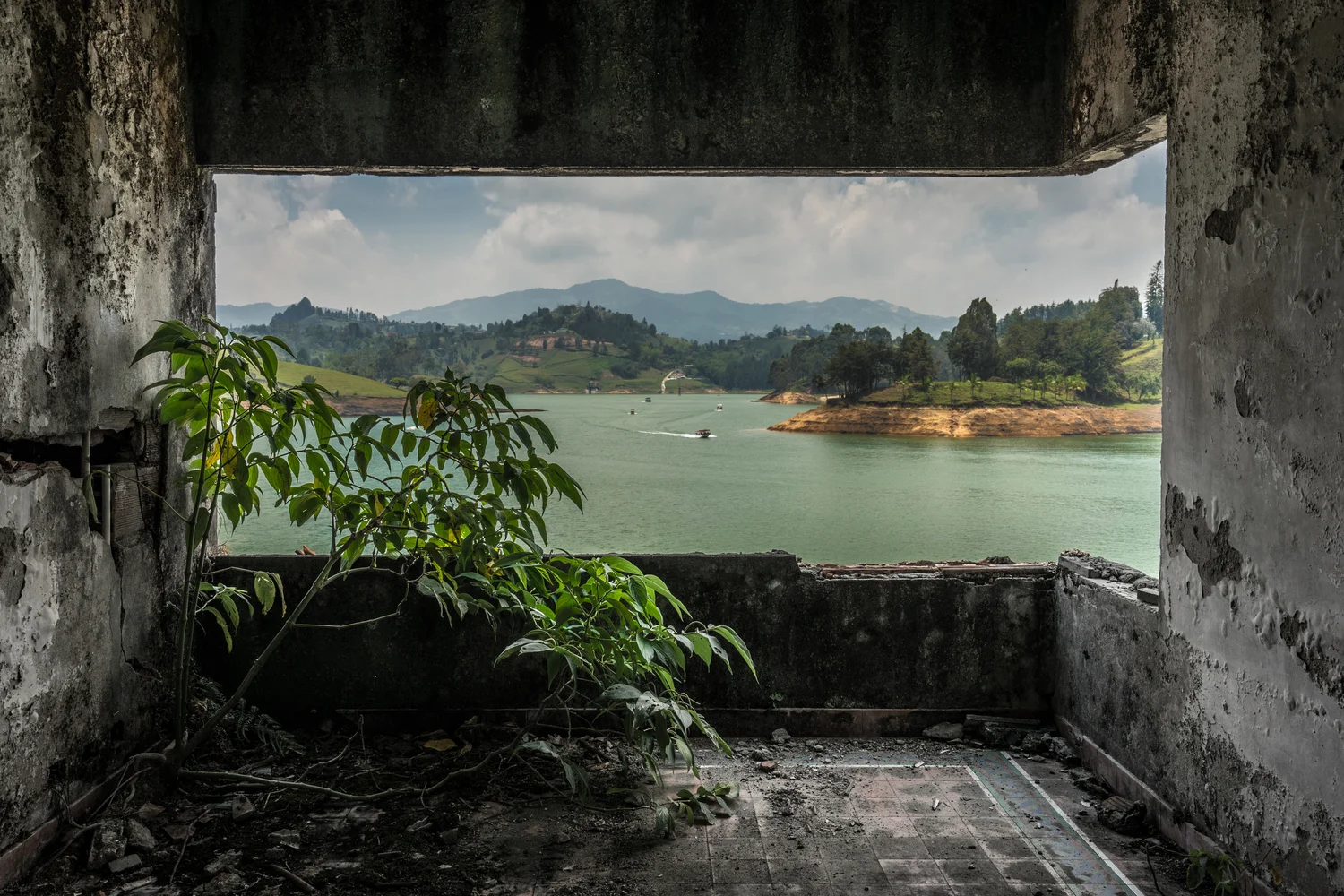 pablo_escobar_mansion_guatepe_2-28.jpg
