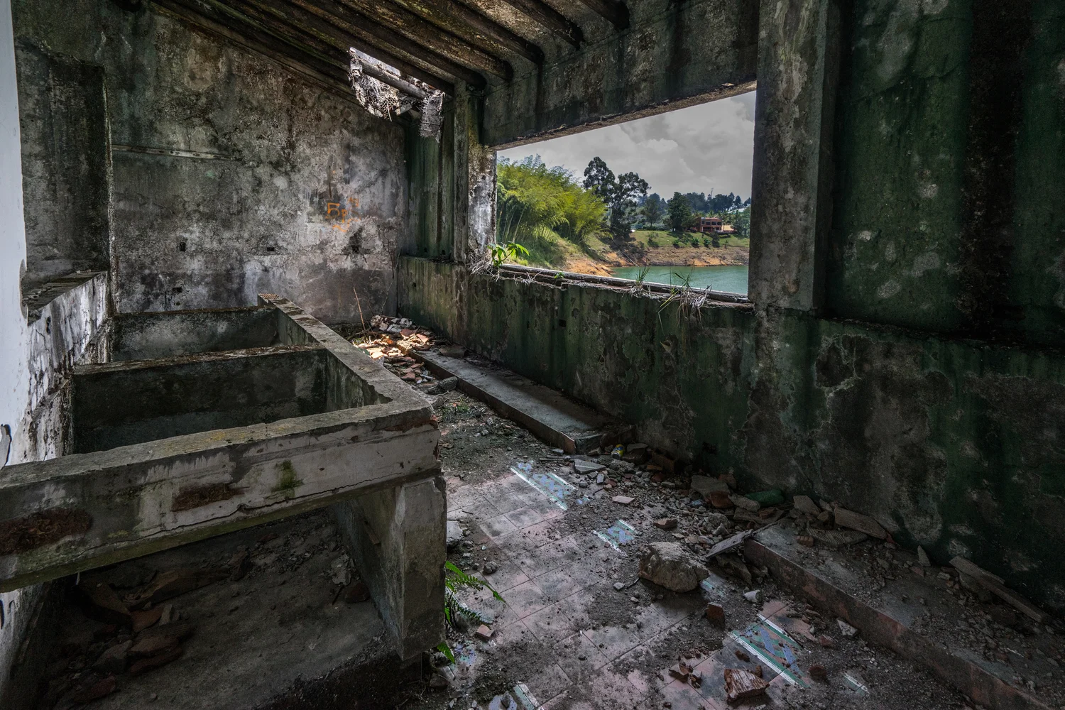 pablo_escobar_mansion_guatepe_2-29.jpg